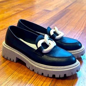 Black leather loafers with a chain